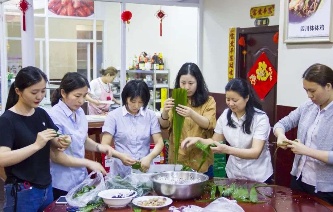             众安集团开展端午节包粽子活动