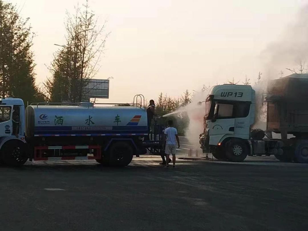             这位洒水车驾驶员火了！ 危急时刻他开着洒水车去救火