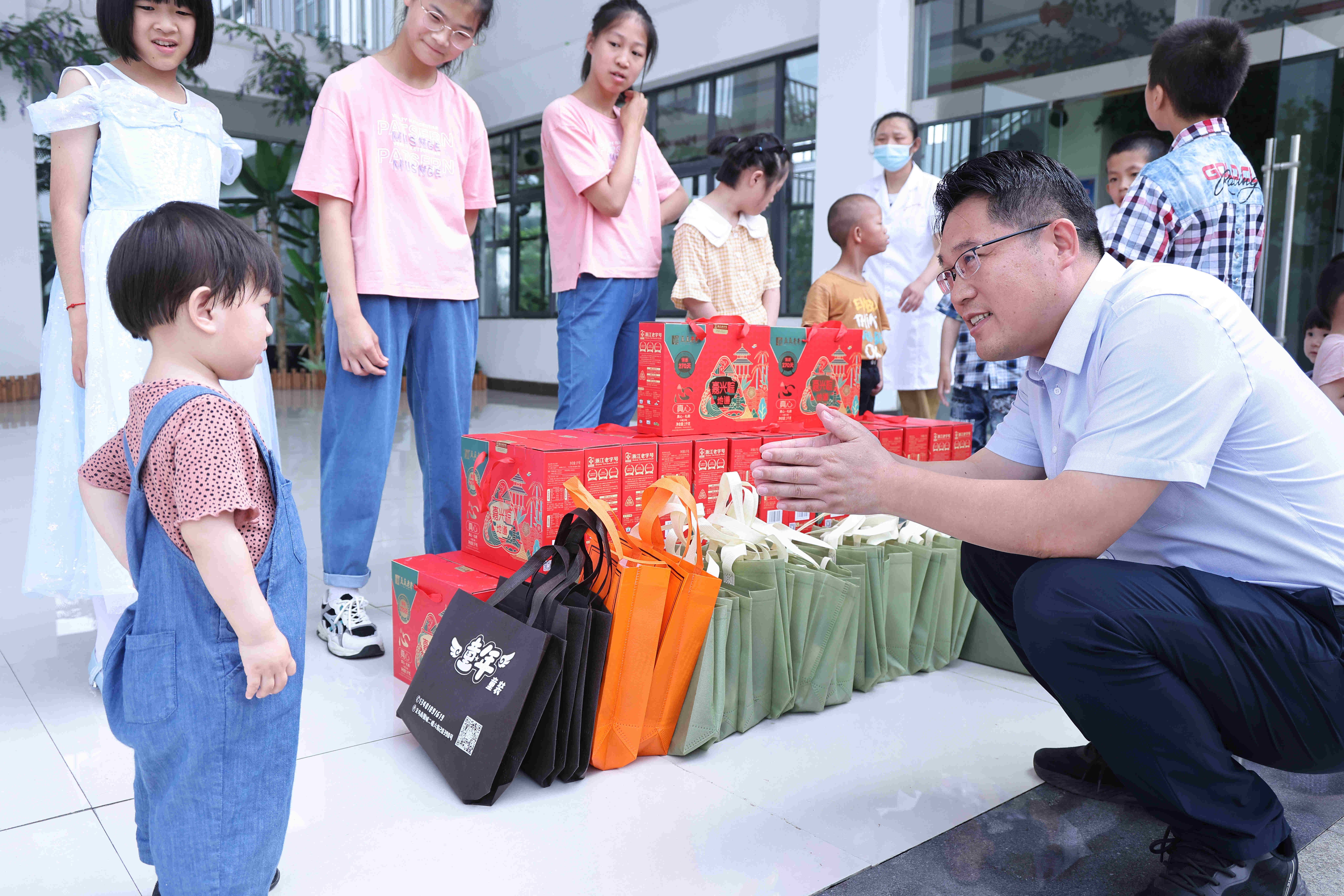             众安集团党委开展“粽情端午献爱心”活动